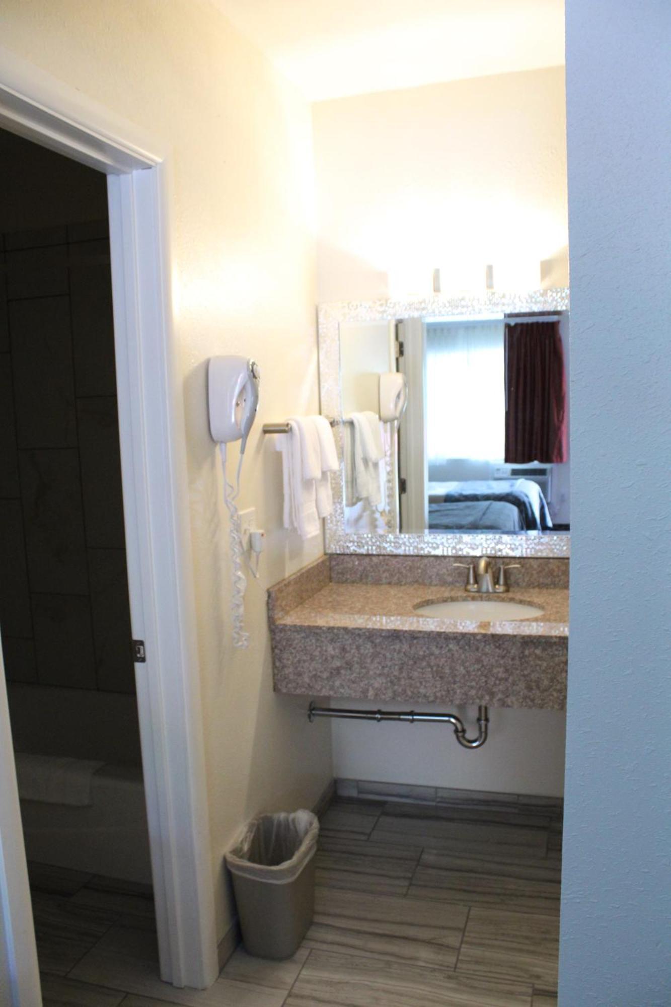 American Travel Inn Pullman Extérieur photo